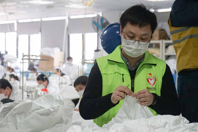 青春戰(zhàn)疫｜一天剪近千件衣服線頭！他們?yōu)橐咔榍熬€“戰(zhàn)士”做“戰(zhàn)袍”